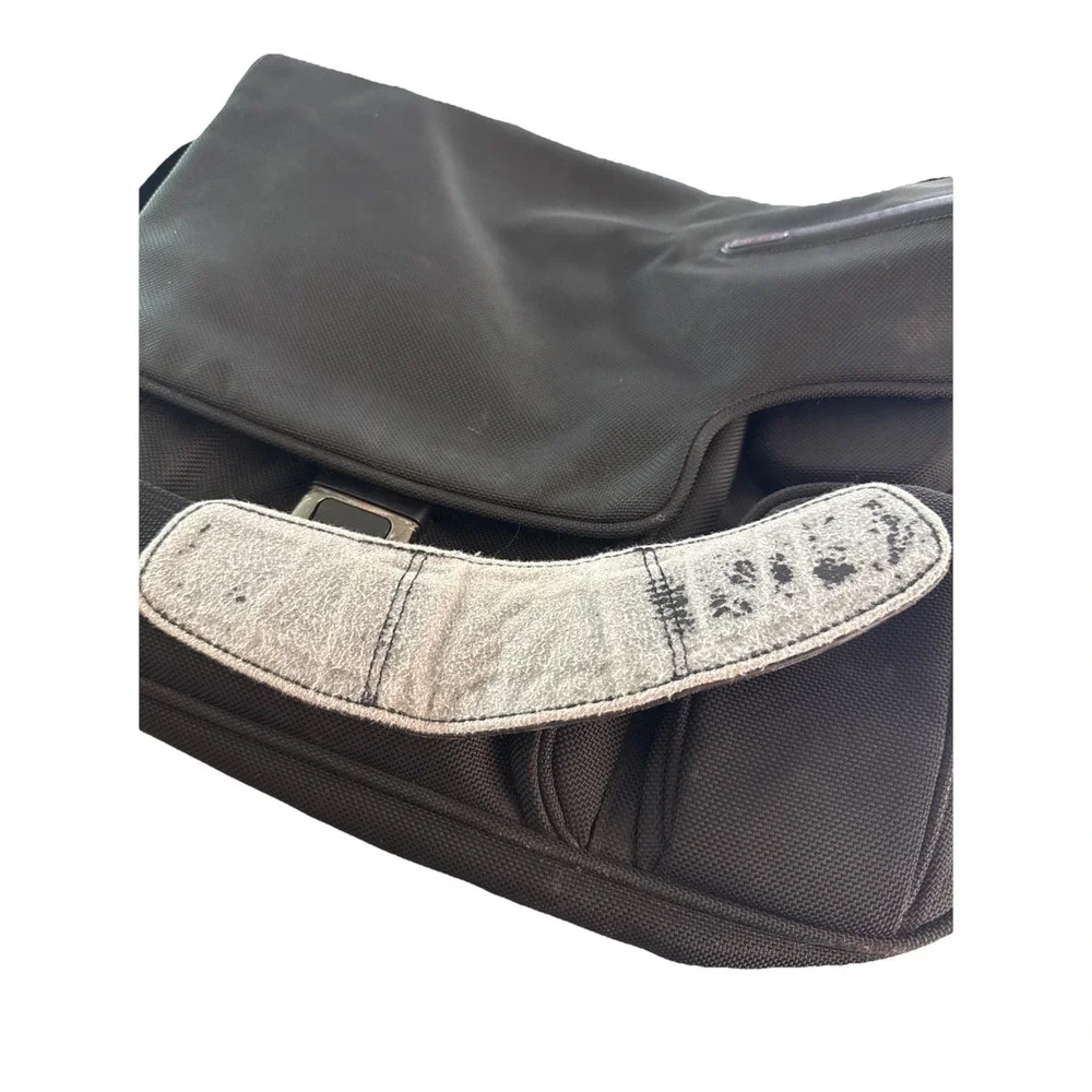 Tumi Shoulder Bag 26175D4 Black Cut Out Flap Messenger Alpha Bag Expandable‎